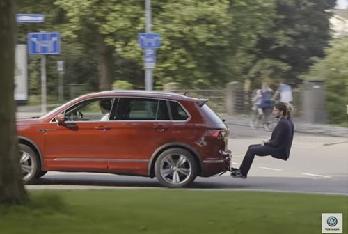 Картинка Volkswagen прокатился по городу с двумя висящими в воздухе пассажирами
