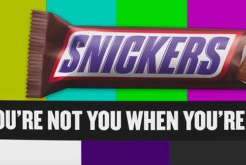 Картинка Snickers взломал для рекламы британский телеканал