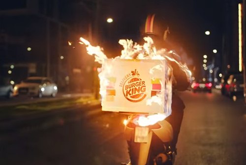 Картинка Burger King опять сделал «горящую» рекламу – на этот раз полыхают курьеры 
