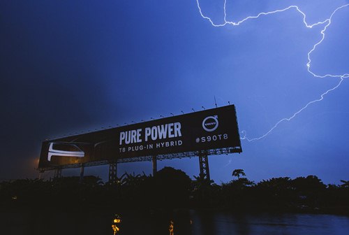Картинка Volvo создала рекламный щит, работающий от удара молнии