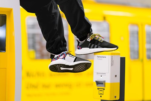 Картинка Adidas выпустил кроссовки со встроенным проездным на год