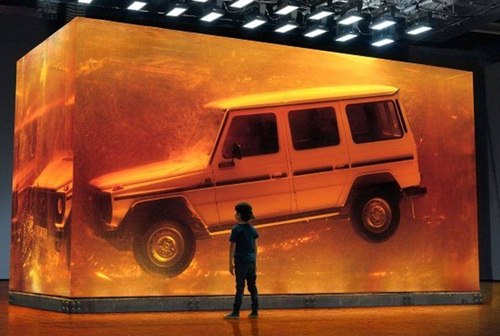Картинка Для рекламы Mercedes автомобиль заключили на вечное хранение в янтарный куб