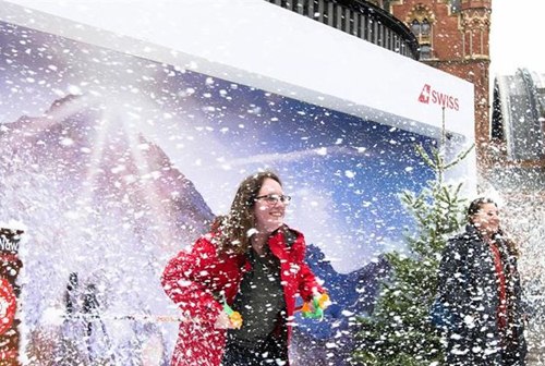Картинка Swiss Airlines установили в Лондоне билборд, способный устраивать снегопад