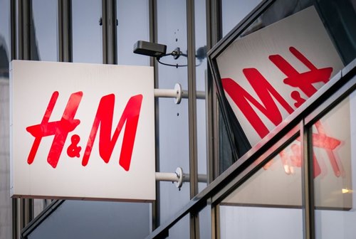 Картинка H&M снова в центре скандала из-за рисунка на детских носках