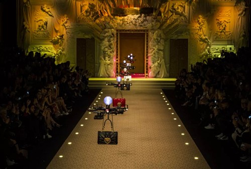 Картинка Показ мод Dolce&Gabbana открыли дроны
