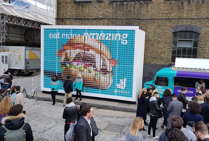 Картинка В Лондоне появился рекламный билборд из гамбургеров