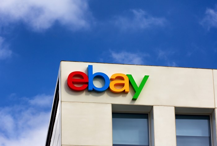 Картинка eBay поможет выбрать нужный размер упаковки для товара с помощью технологии дополненной реальности