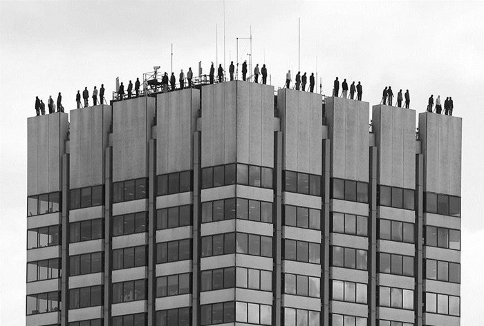 Картинка Социальная реклама против самоубийств установила 84 фигуры на крышах лондонских зданий