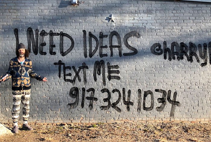 Картинка «Text me»: массовый рекрутинг Havas через граффити и наружную рекламу
