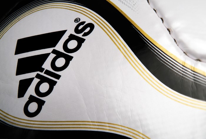 Картинка Adidas будет закрывать магазины в угоду развитию digital-направления