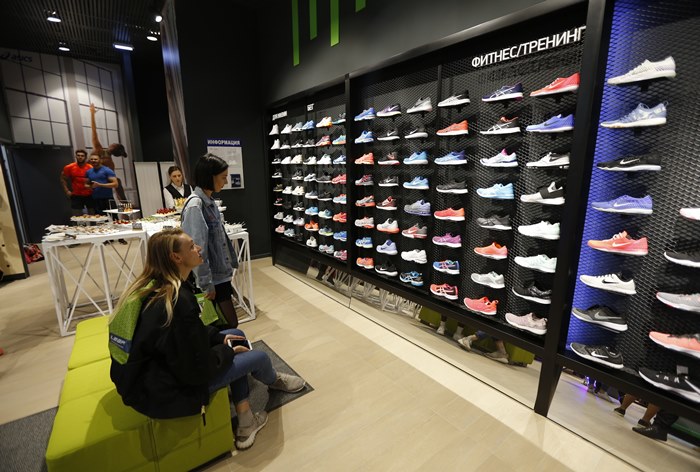 Картинка Владелец магазинов Nike и Re:Store закроет две спортивные сети