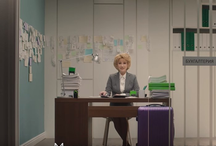 Картинка «Кстати, ненавижу спать»: Сбербанк показал в рекламе идеального сотрудника