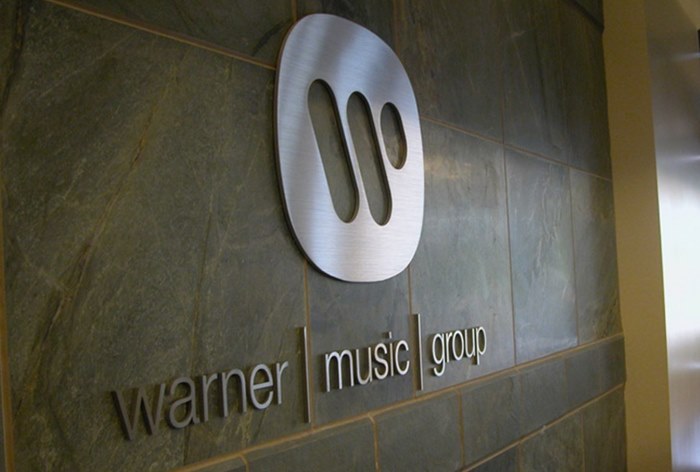 Картинка Warner Music Group нашла продавца рекламы на своих YouTube-каналах в России
