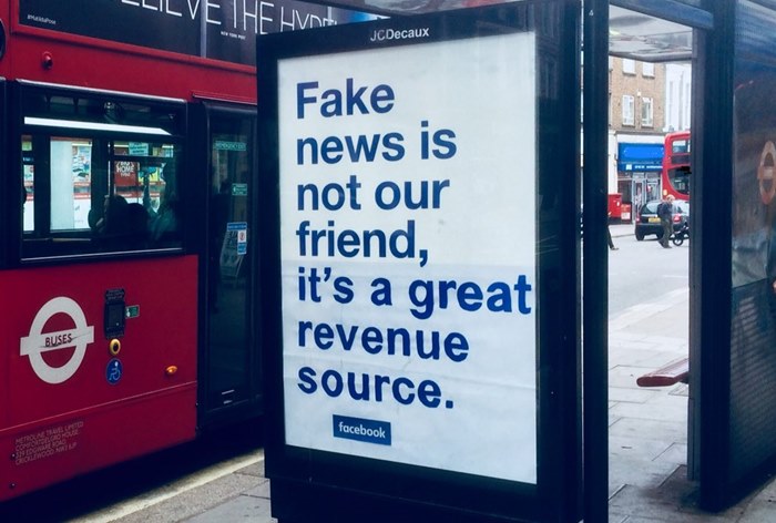 Картинка к Британский художник переделал уличную рекламу Facebook с извинениями