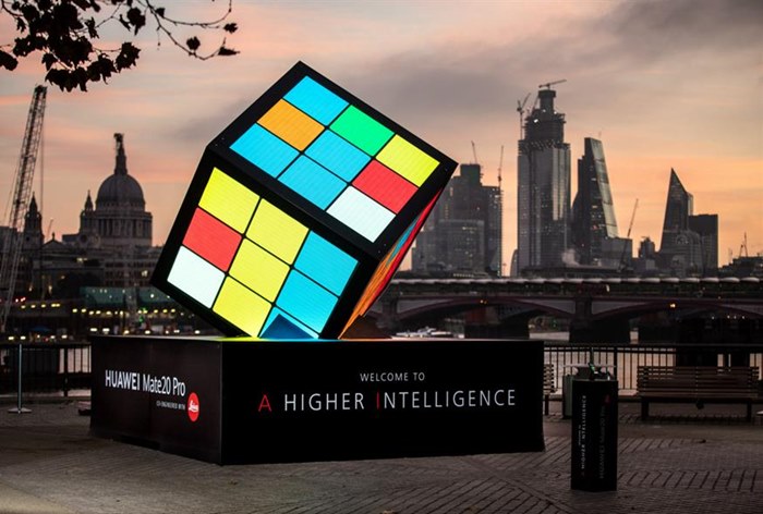 Картинка Huawei предлагает собрать огромный кубик Рубика