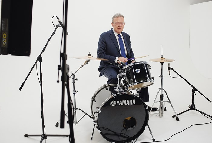 Картинка Кудрин сыграл на барабанах в проморолике олимпиады «Я — профи»