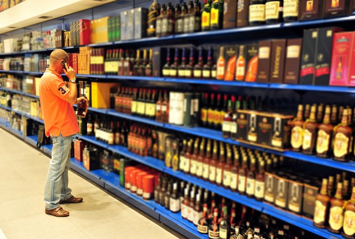 Картинка ФАС не поддерживает нанесение на бутылки спиртного надписи «Алкоголь убивает»