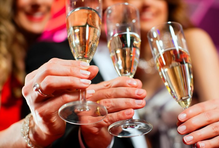 Картинка К праздникам в России сильнее всего вырос спрос на шампанское