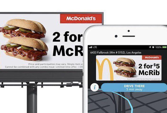 Картинка McDonald’s продублировал свои дорожные баннеры в мобильном навигаторе