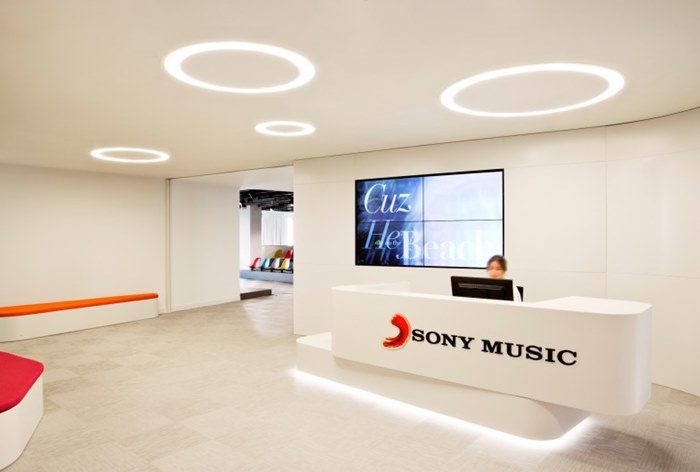 Картинка к Sony Music делает ставку на рекламу в подкастах