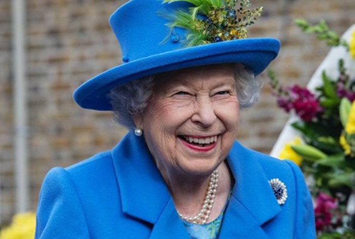 Картинка Британская королева ищет старшего специалиста по соцсетям