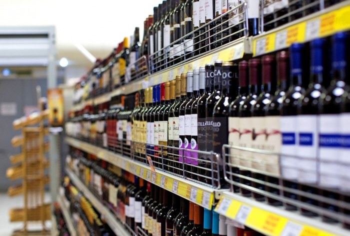 Картинка Продуктовым ритейлерам могут облегчить оформление лицензий на продажу алкоголя