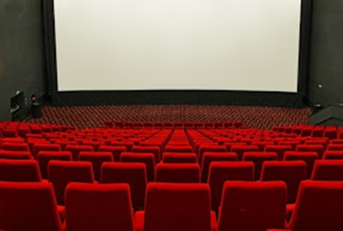 Российские кинотеатры потеряли почти половину зрителей