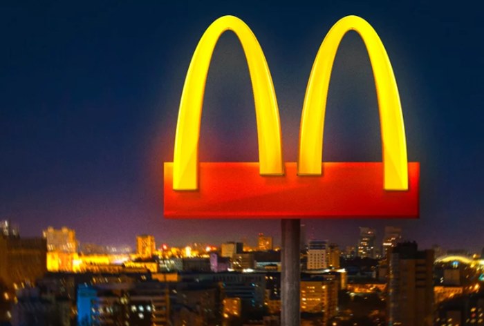 Картинка McDonald’s разделил арки своего логотипа из-за коронавируса
