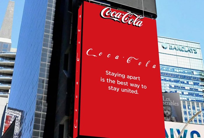 Картинка Coca-Cola разъединила буквы своего бренда для напоминания о важности дистанции