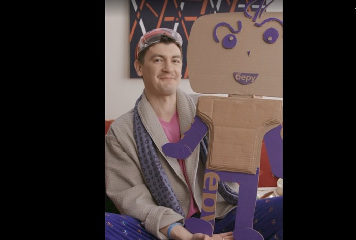 Александр Гудков собрал картонного друга с тушеночными глазами в видеоуроке «Беру»