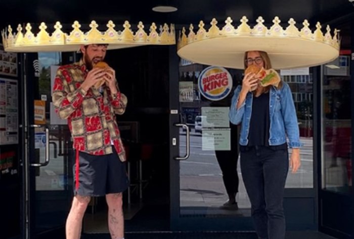 Картинка Дистанцируйся по-королевски: Burger King выпустил гигантские короны для безопасности посетителей