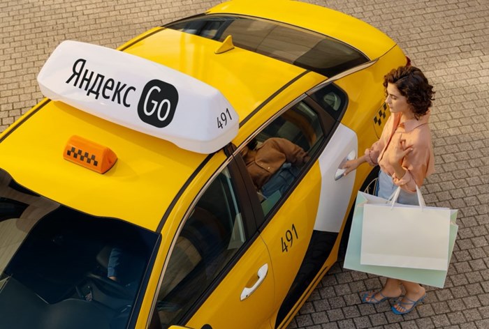 Картинка «Яндекс.Такси» разместил рекламу на автомобилях