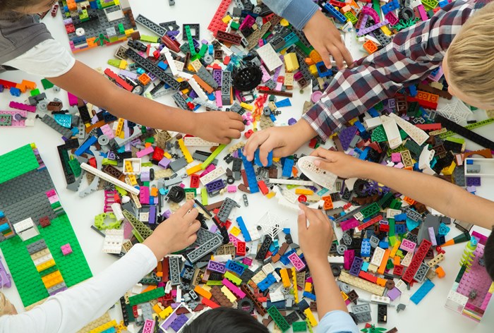 Картинка Онлайн-продажи Lego Group показали двузначные темпы роста