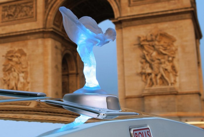 Картинка Rolls-Royce снимет светящиеся статуэтки с капотов автомобилей из-за фактора светового загрязнения 